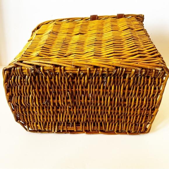 Vintage 1970’s Wicker Wine and Cheese Picnic Basket Citrus Lined Retro Rattan - Picture 11 of 15